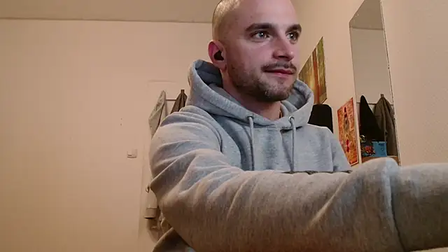 Snapshot of OskarBreno chatting on 05-17-26, 08:31 OskarBreno online show from 05-17-26, 08:31