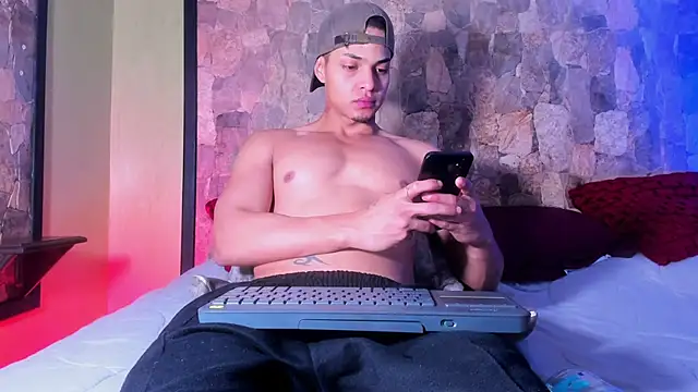 Snapshot of RyanGreys chatting on 02-20-25, 11:53 RyanGreys online show from 02-20-25, 11:53