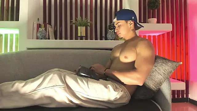 Snapshot of RyanGreys chatting on 09-30-25, 04:07 RyanGreys online show from 09-30-25, 04:07