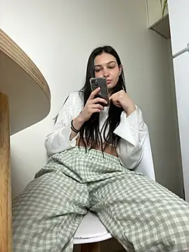 lunalovelee online show from 11-17-25, 02:10