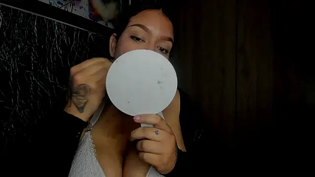 Snapshot of Bellota_Girl chatting on 10-18-25, 12:01 Bellota Girl online show from 10-18-25, 12:01