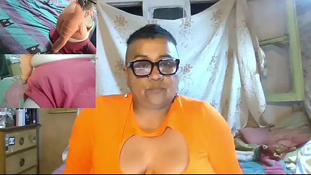 Snapshot of erinadarling79 chatting on 10-18-25, 01:40 erinadarling79 online show from 10-18-25, 01:40