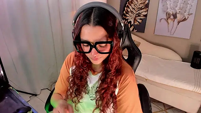 Snapshot of charlotte_bluee chatting on 07-08-26, 11:05 charlotte bluee online show from 07-08-26, 11:05