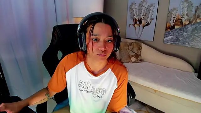 Snapshot of charlotte_bluee chatting on 06-12-26, 02:31 charlotte bluee online show from 06-12-26, 02:31