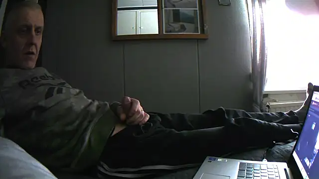 Snapshot of Teemu chatting on 03-19-25, 03:29 Teemu online show from 03-19-25, 03:29