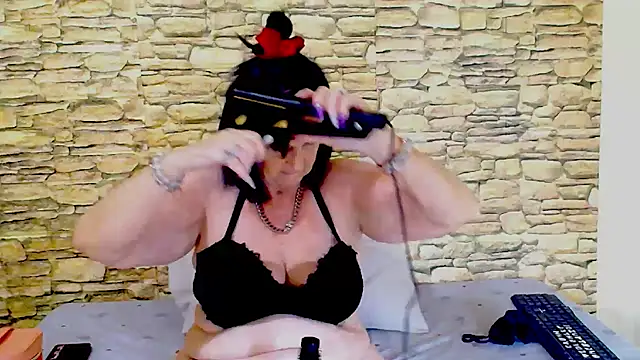 Snapshot of LuciousGrace chatting on 01-15-26, 05:38 LuciousGrace online show from 01-15-26, 05:38