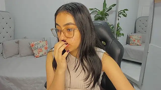 Snapshot of lucelly_15 chatting on 03-13-26, 11:48 lucelly 15 online show from 03-13-26, 11:48