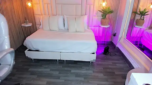 MelanieHillss online show from 09-12-25, 05:07