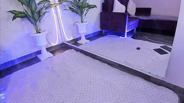 MelanieHillss online show from 12-16-25, 04:28