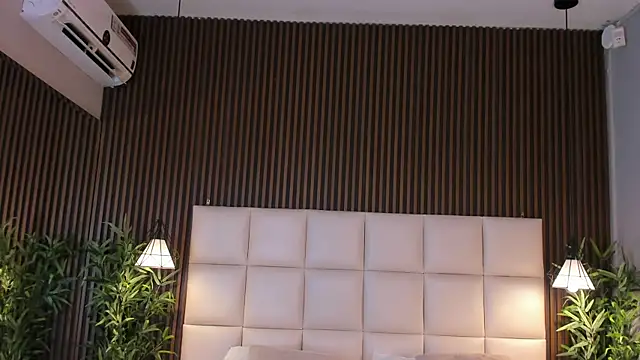 MelanieHillss online show from 04-07-26, 04:03