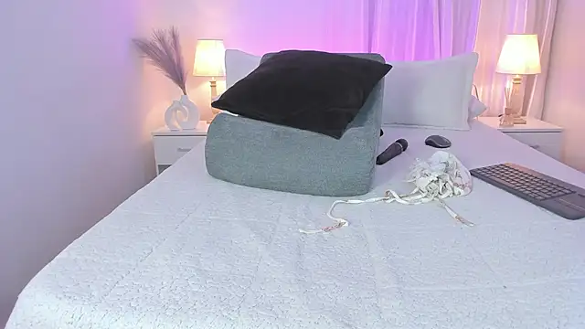 Elizabeth sarmiento online show from 03-15-25, 01:19