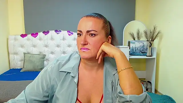 DianaMGG online show from 10-11-25, 05:30