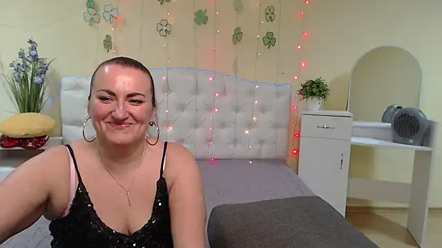 DianaMGG online show from 03-18-25, 03:44