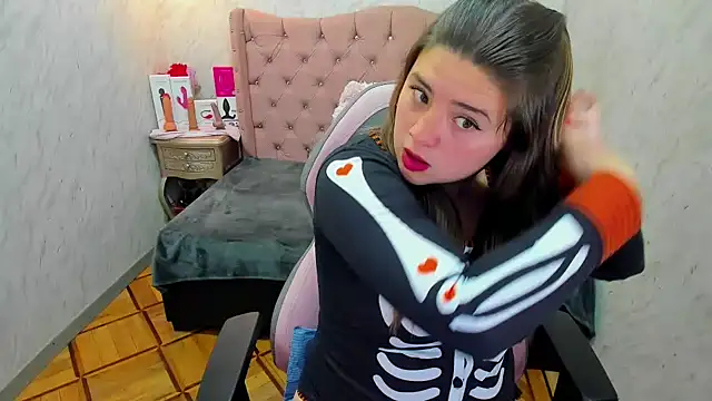Snapshot of Lianngrace chatting on 10-17-25, 02:19 Lianngrace online show from 10-17-25, 02:19