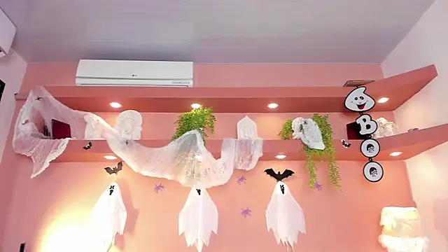 SofiaBennett  online show from 10-06-25, 12:28