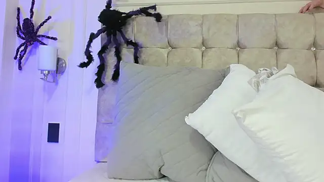 JasmineRoss 1 online show from 10-22-25, 07:02