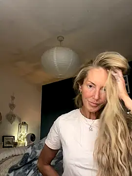 Snapshot of Fiery_Blonde_LexiX chatting on 10-21-25, 09:58 Fiery Blonde LexiX online show from 10-21-25, 09:58