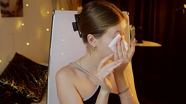 EveMundie online show from 12-16-25, 12:42