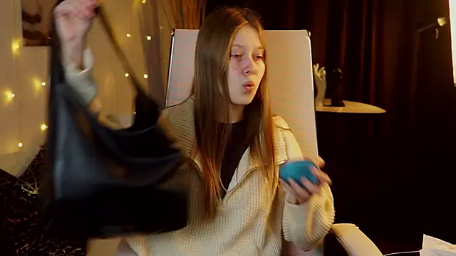 EveMundie online show from 12-17-25, 07:46