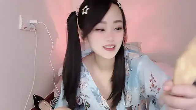 Snapshot of yueyue2003 chatting on 03-06-25, 09:20 yueyue2003 online show from 03-06-25, 09:20
