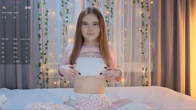 Snapshot of CarolinePepper chatting on 02-08-26, 01:53 CarolinePepper online show from 02-08-26, 01:53