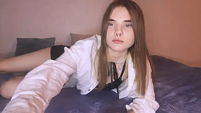 Snapshot of CarolinePepper chatting on 02-18-25, 07:30 CarolinePepper online show from 02-18-25, 07:30