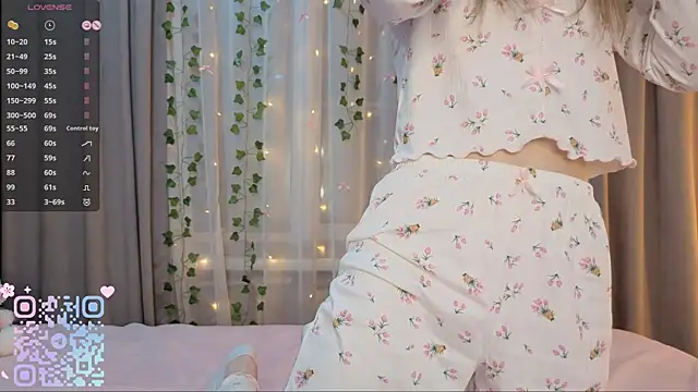 Snapshot of CarolinePepper chatting on 02-22-26, 01:57 CarolinePepper online show from 02-22-26, 01:57