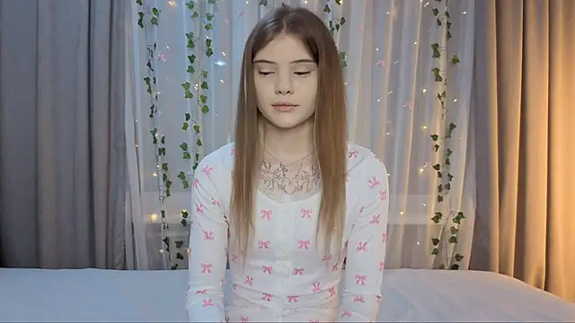 CarolinePepper online show from 04-04-26, 01:39