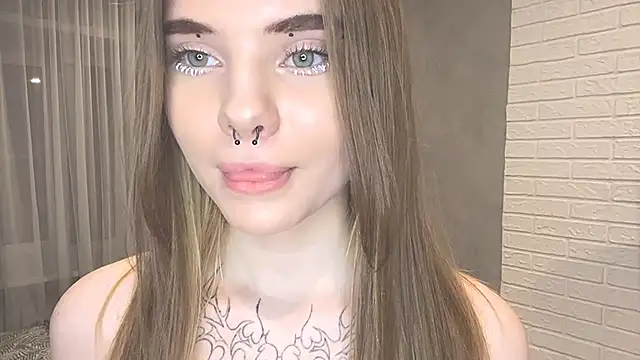 Snapshot of CarolinePepper chatting on 02-25-25, 04:14 CarolinePepper online show from 02-25-25, 04:14