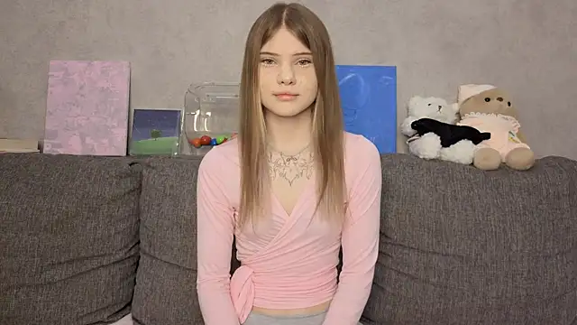 Snapshot of CarolinePepper chatting on 05-18-26, 01:27 CarolinePepper online show from 05-18-26, 01:27