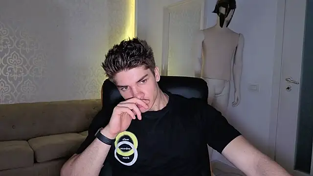 Snapshot of MaxKaiden chatting on 06-11-26, 04:20 MaxKaiden online show from 06-11-26, 04:20