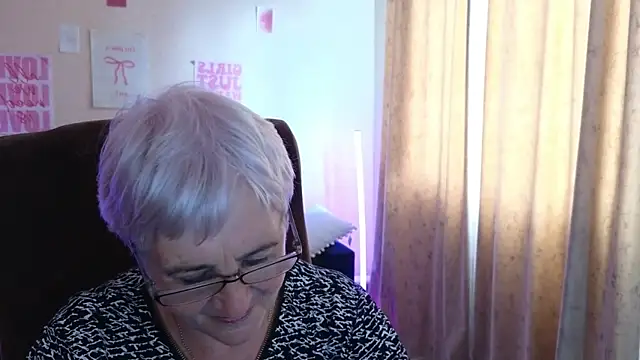 Snapshot of Sandra_Snowflake chatting on 06-10-26, 12:28 Sandra Snowflake online show from 06-10-26, 12:28