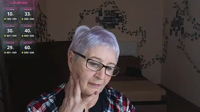 Sandra Snowflake online show from 10-26-25, 02:17