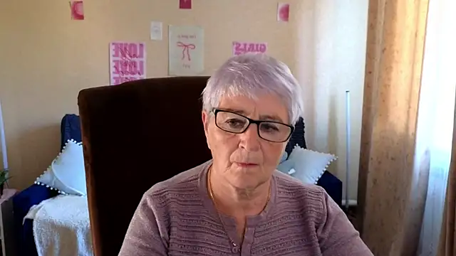 Snapshot of Sandra_Snowflake chatting on 06-18-26, 04:00 Sandra Snowflake online show from 06-18-26, 04:00