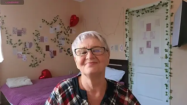 Snapshot of Sandra_Snowflake chatting on 06-03-26, 02:33 Sandra Snowflake online show from 06-03-26, 02:33