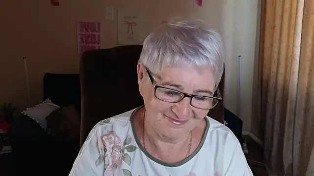 Snapshot of Sandra_Snowflake chatting on 05-25-26, 04:34 Sandra Snowflake online show from 05-25-26, 04:34