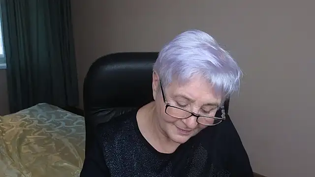 Sandra Snowflake online show from 02-17-25, 01:44