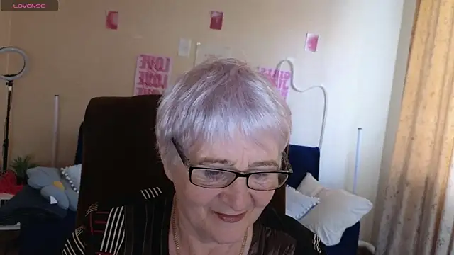 Snapshot of Sandra_Snowflake chatting on 05-14-26, 04:09 Sandra Snowflake online show from 05-14-26, 04:09