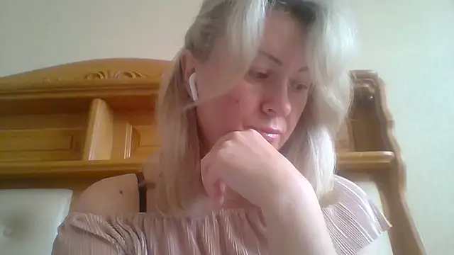 Snapshot of Mary888x chatting on 02-17-25, 06:31 Mary888x online show from 02-17-25, 06:31