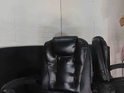 Snapshot of Danny_Luxx chatting on 05-21-26, 05:05 Danny Luxx online show from 05-21-26, 05:05