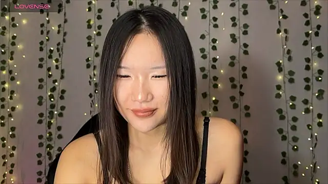 Snapshot of Asian_Vi chatting on 10-18-25, 02:19 Asian Vi online show from 10-18-25, 02:19