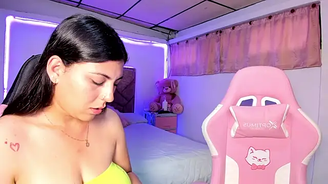 Snapshot of Cristal_Smith20 chatting on 06-18-26, 11:37 Cristal Smith20 online show from 06-18-26, 11:37