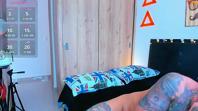 Snapshot of fitnolan chatting on 11-08-25, 07:17 fitnolan online show from 11-08-25, 07:17