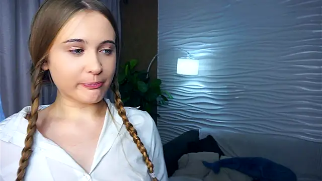 QuennaCoote online show from 12-21-25, 10:17