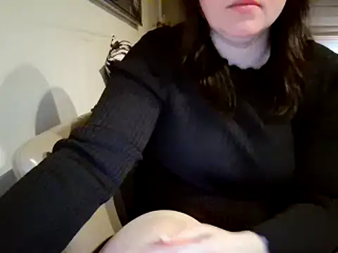 Snapshot of KamillaLaLove chatting on 02-28-25, 09:44 KamillaLaLove online show from 02-28-25, 09:44
