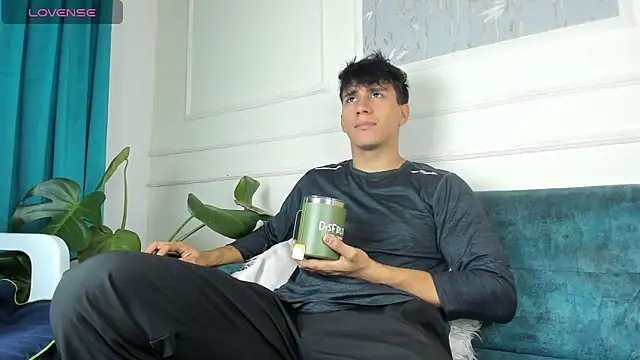 Allex Cano online show from 12-17-25, 01:16