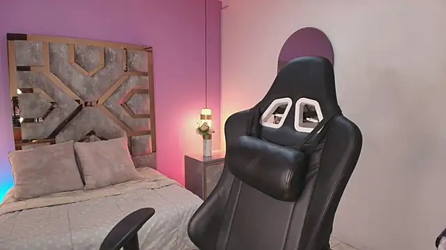 Zamira Taylor online show from 10-20-25, 01:51