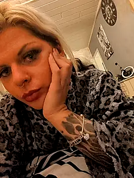 Snapshot of Glory_Max chatting on 02-10-26, 05:45 Glory Max online show from 02-10-26, 05:45