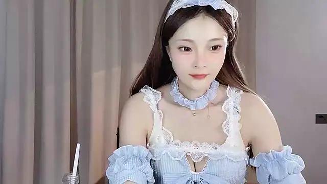 Snapshot of Annnnqi-77 chatting on 03-23-25, 06:47 Annnnqi-77 online show from 03-23-25, 06:47