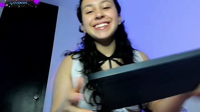 Snapshot of ammy_e chatting on 11-14-25, 04:38 ammy e online show from 11-14-25, 04:38